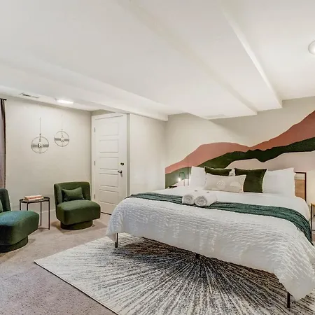 Institute Den Downtown Modern Basement Suite
